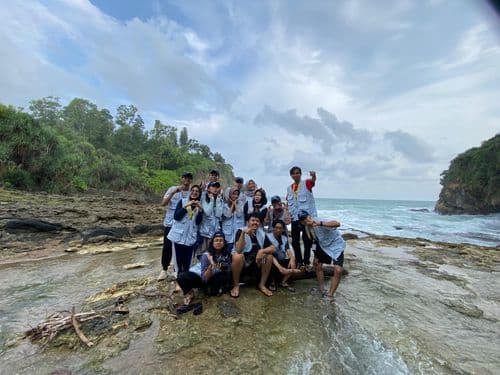 Gambar untuk Pesona Tersembunyi Teluk: Surga Kecil di Desa Plumbungan